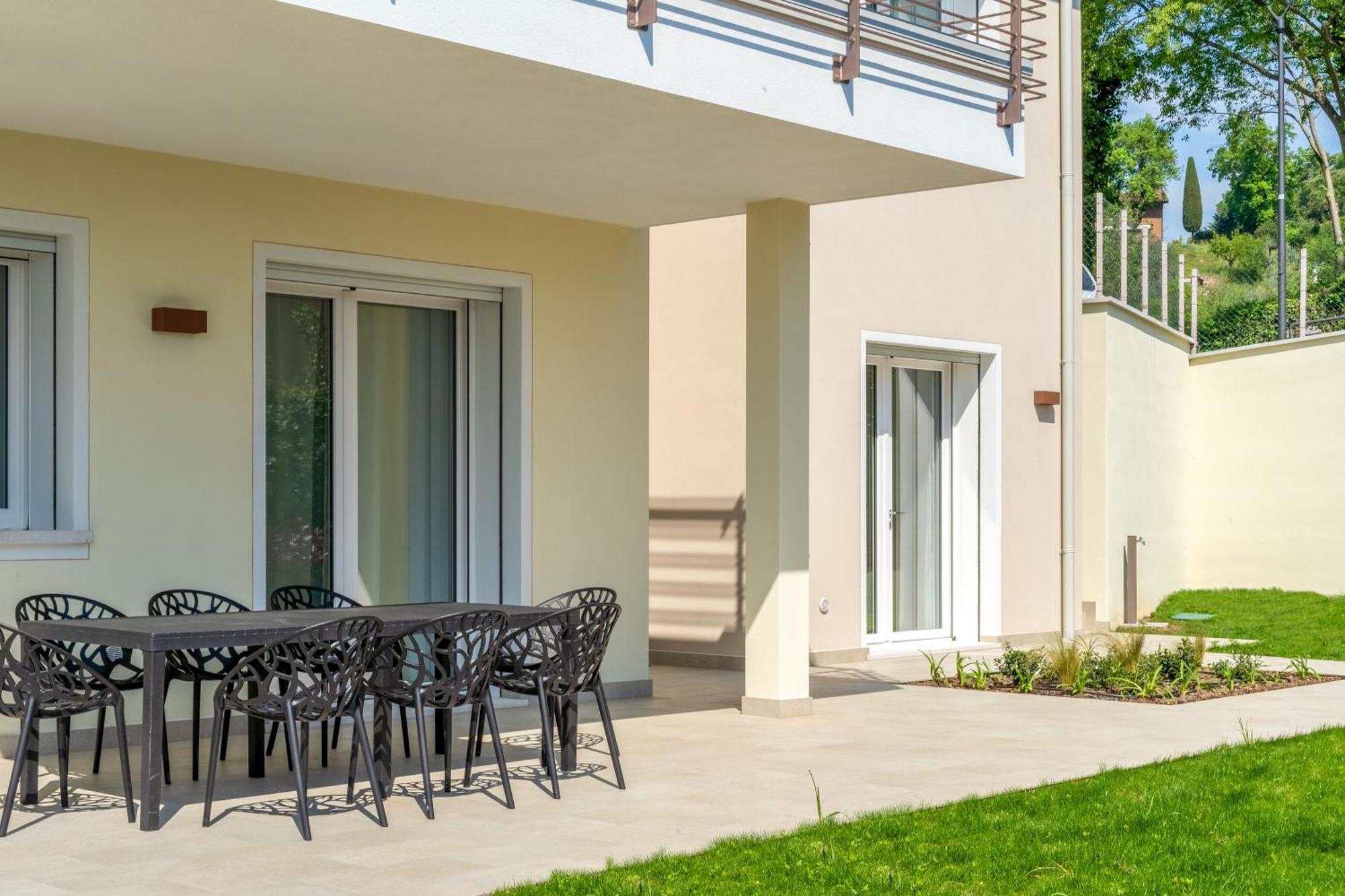 Luxury Villas Gardenia With Private Pool Паденге-суль-Гарда Екстер'єр фото